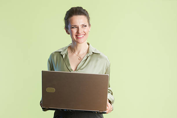 خانم در حال کار با لپتاپ برای مدیریت وبسایت فیروزه - شناسنامه دیجیتال برای فیروزه نیشابور: استراتژی برندینگ و سئو تصویری برای جذب کلکسیونرهای جهانی از طریق وبسایت، طراحی وبسایت، سئو تصویری، بازاریابی بینالمللی جواهر