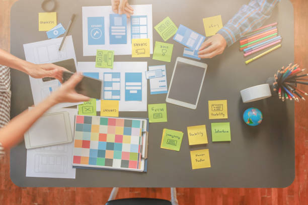 تیم طراحی وبسایت در حال بهینهسازی UX معماری