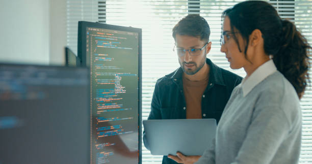 تیم مهندسی نرمافزار در حال تحلیل و توسعه وبسایت با بلاکچین برای سئو بینالمللی صادرات گلاب کاشان