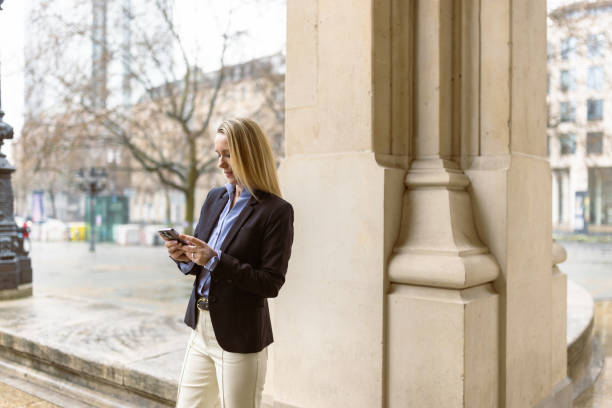 معماری اعتماد در بازار سرمایه تهران: نقش طراحی تجربه کاربری (UX) و پشتیبانی سایت ۲۴/۷ - کارگزاران و جلب اعتماد مشتری