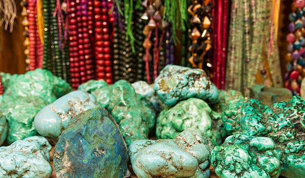 نمایی از یک مغازه سوغاتیفروشی سنتی، اشاره به پتانسیل بازاریابی جهانی فیروزه و طراحی سایت D2C برای فیروزه نیشابور