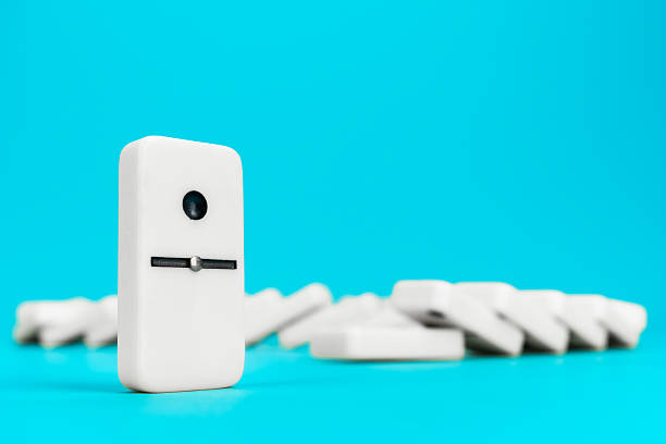 تصویر یک تکه دومینوی ایستاده پس از واکنش زنجیرهای، نشانگر اثر دومینو در بازاریابی دیجیتال و استراتژیهای آن