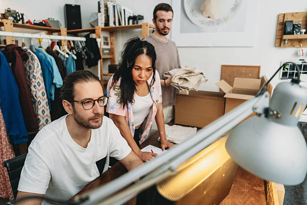 بهینه سازی سایت کارخانه نساجی: تیم مدیریت انبار و لجستیک برای تحویل قراردادهای B2B