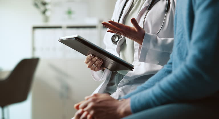 پزشک در حال بررسی نتایج آزمایش بیمار در تبلت، اعتمادسازی دیجیتال در سلامت شیراز، پشتیبانی سایت پزشکی، پورتال امن بیمار، امنیت اطلاعات بیمار، موفقیت کلینیک دندانپزشکی