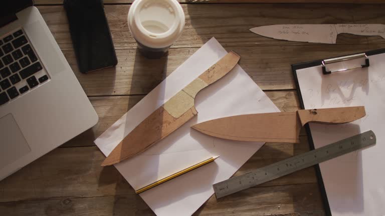 کارگاه چاقوسازی زنجان و نمایش چاقوهای دستساز روی میز همراه با تبلت و گوشی هوشمند - طراحی سایت D2C و سئو بینالمللی برای فروش آنلاین چاقوی دستساز