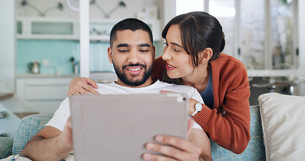 زوج خوشحال در خانه با تبلت، نمادی از تجربه کاربری خوب و خدمات آنلاین - پایان تماسهای بیپاسخ در ساوه، پشتیبانی سایت و پورتال خدمات پس از فروش در برندینگ دیجیتال کارخانجات