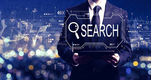 مردی در حال استفاده از تبلت با تم جستجو، نمایش جستجوی آنلاین و اهمیت سئو - سئو کارگزاری - بهینه سازی تجربه کاربری