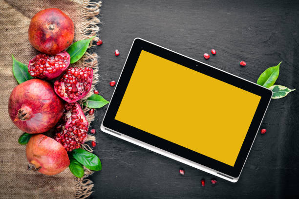 بازاریابی دیجیتال میوه و طراحی سایت فروشگاهی - میوههای تازه روی میز کار با لپتاپ