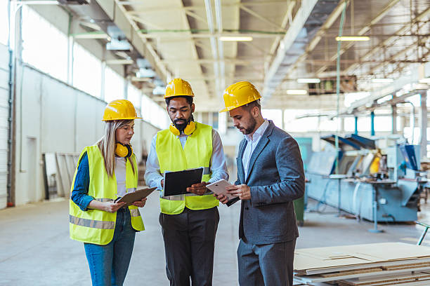 مدیریت هوشمند پروژههای ساختمانی در اراک با طراحی سایت و پورتال مشتریان - همکاری تیم در محیط صنعتی با تجهیزات ایمنی