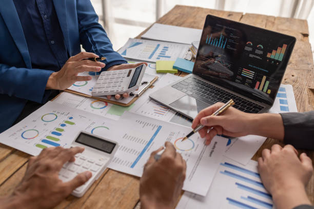 تیمی از متخصصان در حال برنامه ریزی و مدیریت پرتفوی با تبلت و اسناد - موفقیت سئو کارگزاری بورس تهران - نرم افزار اختصاصی مدیریت پرتفوی - بهینه سازی تجربه کاربری