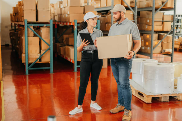 تیم لجستیک و تامین تجهیزات در حال هماهنگی برای ارسال سفارشات صنعتی در اهواز