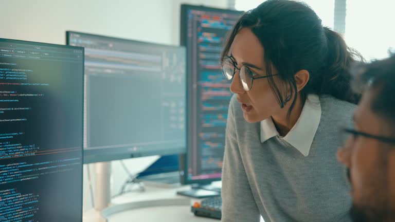 تیم طراحی وبسایت پینو سایت در حال مشاوره