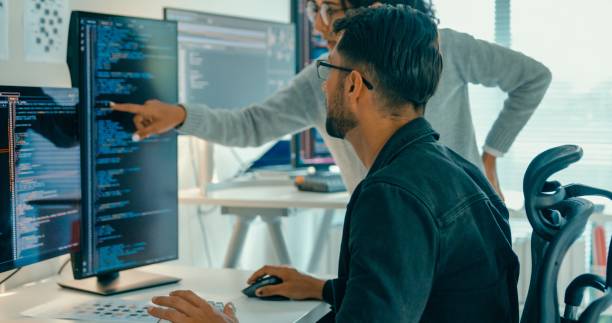 تیم حرفه ای در حال تدوین استراتژی سئو B2B و تولید محتوای فنی