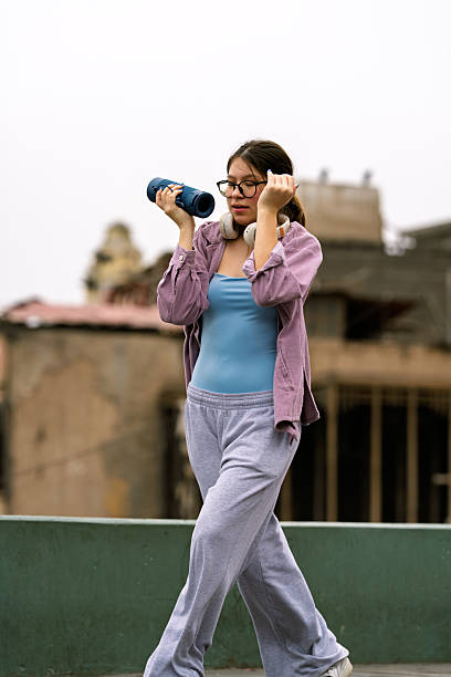 تصویر نوجوانی در حال رقص با بلندگوی قابل حمل، نمادی از پویایی و ارتباطات در بازاریابی آنلاین. مرتبط با مقاله روایت معماری کویر در یک قاب: راهنمای برندینگ دیجیتال و طراحی سایت پورتفولیو برای آتلیههای عکاسی معماری در یزد و اهمیت بازاریابی آنلاین عکاسان و برندینگ دیجیتال عکاسی.