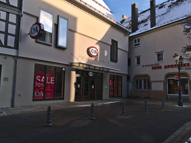 تحول دیجیتال نساجی در یزد: نمایی از یک فروشگاه زنجیرهای مد، نشاندهنده اهمیت پورتال B2B نساجی در ارتباط با برندهای بزرگ