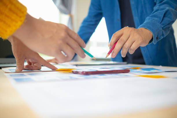 تیم طراحی سایت پینو سایت در حال طراحی تجربه کاربری برای وبسایت فروشگاهی