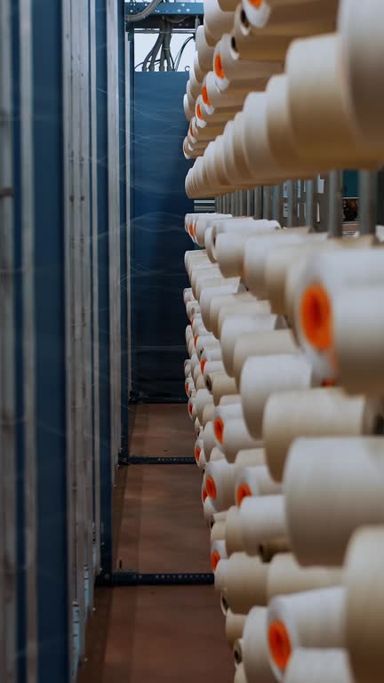 بافتن قراردادهای جهانی از قلب کویر: راهنمای جامع سئو B2B و ساخت پورتال مشتریان برای کارخانجات نساجی یزد - نخهای آماده تولید در کارخانه نساجی یزد