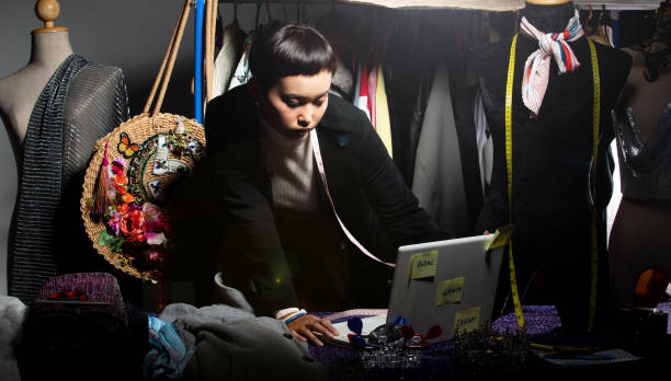 طراح مد در حال بررسی الگو و طرح لباس. توانمندسازی صنعت مد مهاباد با آموزش سئو و بهینهسازی تجربه کاربری (UX) برای استقلال دیجیتال تولیدیهای پوشاک.