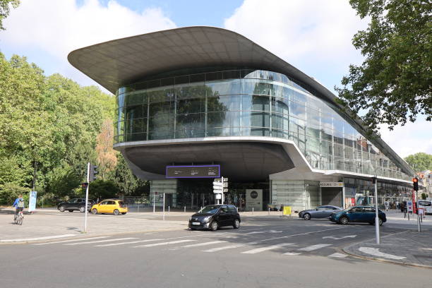 تجسم معماری کویری پیش از ساخت: راهنمای طراحی سایت و سئو تصویری با تورهای مجازی (VR) برای دفاتر معماری در یزد - مرکز همایش و معماری نوین