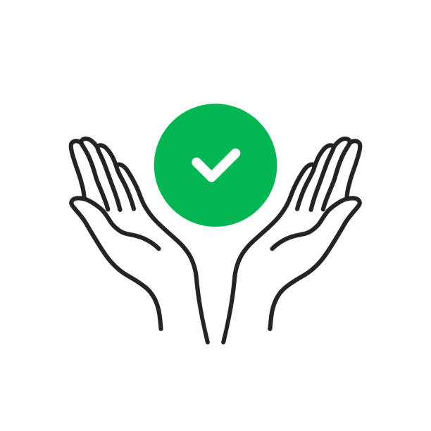 دو دست در حال گرفتن نشان سبز رنگ تأیید، نمادی از موفقیت در میزبانی هوشمند در جزیره عجایب و بهینهسازی تجربه کاربری (UX) با هوش مصنوعی برای اقامتگاههای بومگردی قشم