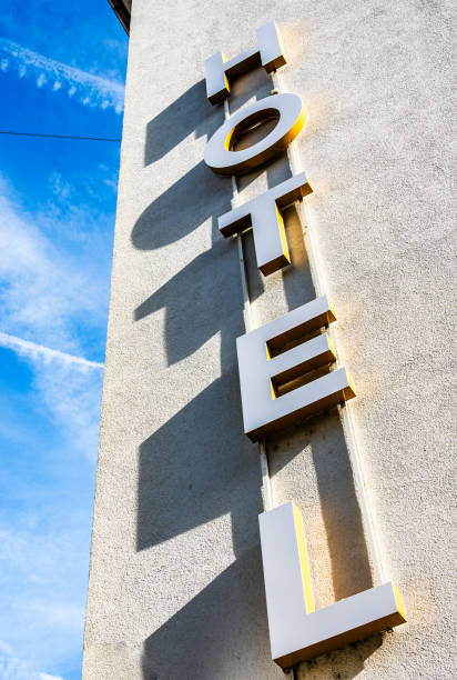 یک تابلوی هتل سنتی که نشان دهنده مهماننوازی مدرن در اردبیل است و نقش طراحی سایت با هوش مصنوعی را برای شخصیسازی تجربه کاربری و برندینگ اقامتگاههای بومگردی برجسته میکند.