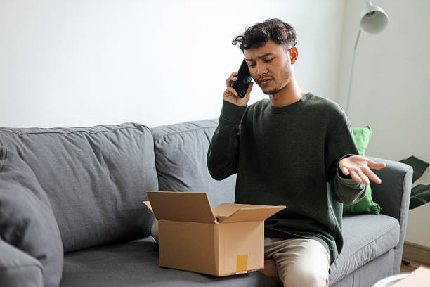 تولیدکننده محتوای جوان ناراضی از باز کردن بستههای پستی و ارائه بررسی بد. اهمیت رضایت مشتری و تجربه کاربری (UX) در استراتژی آنلاین پوشاک.