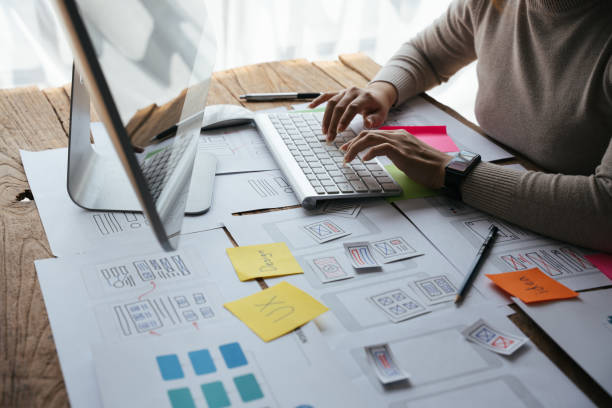 برندینگ دیجیتال و طراحی تجربه کاربری (UX) برای فروشگاههای اینترنتی عطاری در همدان - طراح تجربه کاربری در حال برنامهریزی