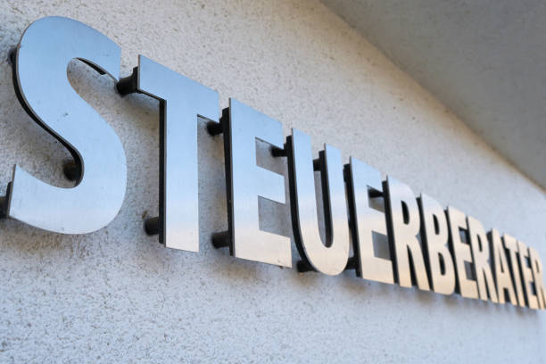 معماری اقتدار در بازار مالی تهران: مشاور مالیاتی در حال بررسی اسناد، نقش پشتیبانی سایت امن و سئو B2B در برندینگ دیجیتال