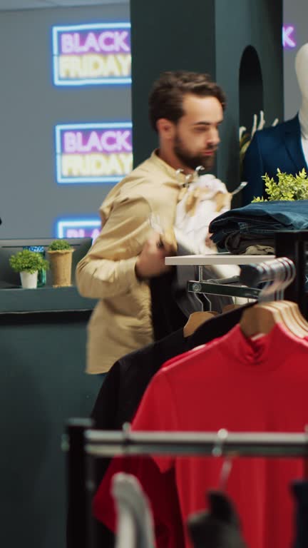 مردم در حال انتخاب لباس در فروشگاه؛ نمادی از پتانسیل بازار برای دیجیتال مارکتینگ B2B و CRM تولیدکنندگان پوشاک