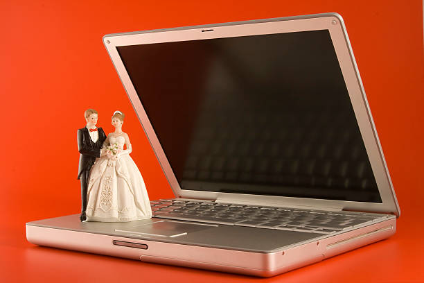 یک عروس و داماد در فضایی با نمادهای دیجیتال، اشاره به ازدواج مجازی و مدرنسازی سنت در قم با فناوری