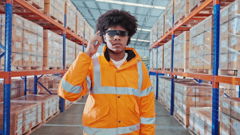 مهندس در حال استفاده از تکنولوژی AR در انبار تجهیزات صنعتی برای بهینهسازی