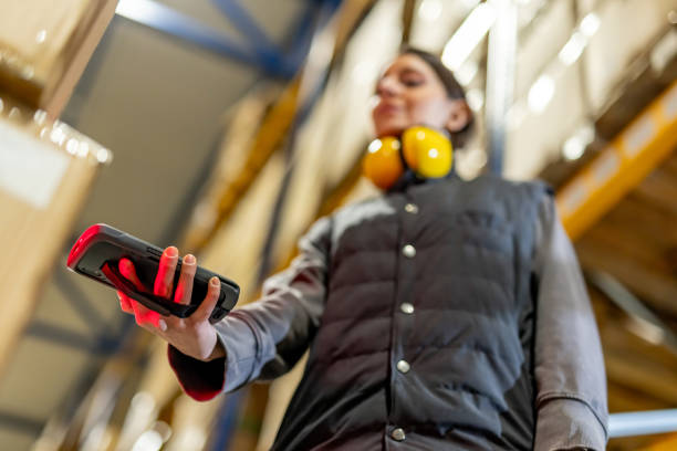 کارگر انبار با بارکدخوان در تاسیسات صنعتی - اتوماسیون از سفارش تا صورتحساب: نقش یکپارچهسازی سایت با نرم افزار حسابداری در موفقیت سئو B2B چاپخانههای قم