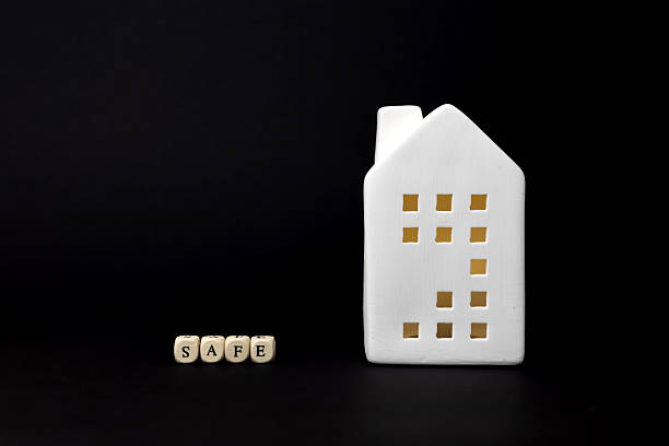 معماری اعتماد در پایتخت مالی ایران - نماد خانه امن و بلوکهای کلمه Safe