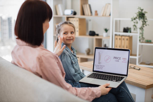 مادر و دختر در حال خرید آنلاین لباس کودک با تجربه شخصیسازی شده در وبسایت فروشگاهی