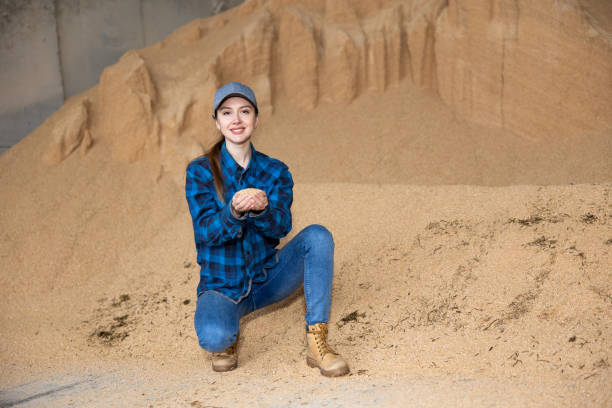 بررسی کیفیت خوراک دام توسط یک دامدار زن در دامداری صنعتی - تضمین کیفیت از مرتع تا کارخانه، برندینگ دامداری نوین