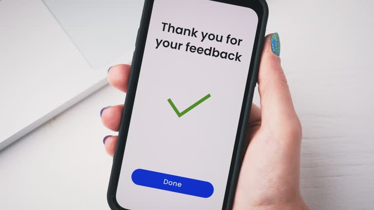 تصویری از یک زن در حال ارائه بازخورد پنج ستاره آنلاین که نمادی از تجربه عالی مشتری و وفاداری در کسب و کار B2B پزشکی برای شرکتهای تجهیزات پزشکی در تبریز است.