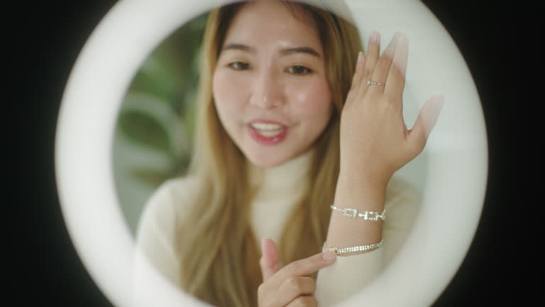 پرو مجازی جواهرات در اصفهان: زن در حال فروش آنلاین طلا و جواهر با استفاده از واقعیت افزوده