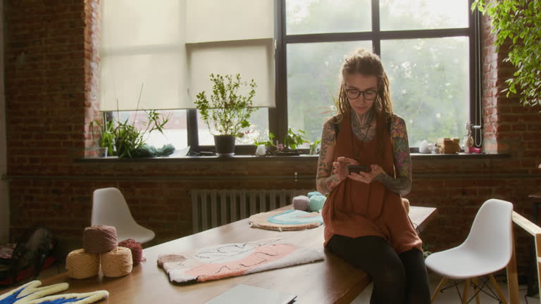 زن در حال استفاده از گوشی هوشمند برای عکسبرداری و امتحان مجازی فرش با طراحی سایت واقعیت افزوده (AR) و بهبود تجربه کاربری (UX) فرش