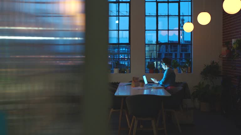 تحول سئو B2B در تهران ۱۴۰۵: یکپارچهسازی نرم افزار حسابداری سفارشی با استراتژی سئو B2B - زن در حال برنامهریزی استراتژی کسب و کار