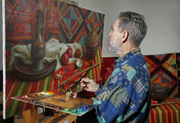 هنرمند کرد در حال خلق اثر، نمادی از جهانیسازی هنر کردستان 2025