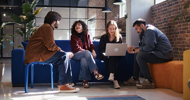 افراد جوان مشغول برنامهریزی یک پروژه جدید در دفتر کار. تیمسازی برای طراحی وبسایت در ایران و آینده دیجیتال