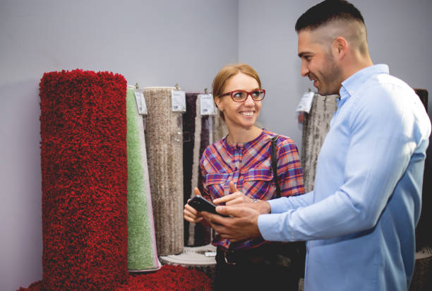 زوج جوان در حال انتخاب و خرید فرش برای خانه - طراحی سایت D2C فرش