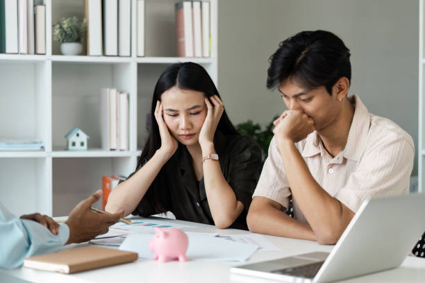 زوج جوان در حال مشاوره آنلاین ازدواج و برنامه ریزی مالی - مشاوره آنلاین و طراحی وبسایت دفاتر ازدواج