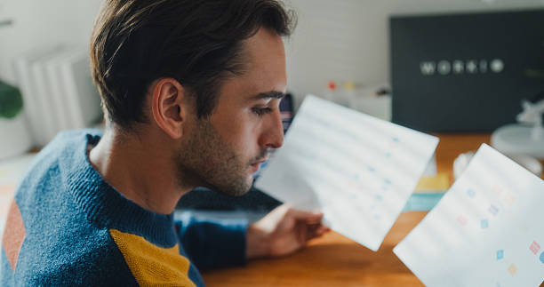 متخصص IT در حال بررسی فلوچارتهای UI/UX برای بهینهسازی تجربه کاربری وبسایت آموزشی