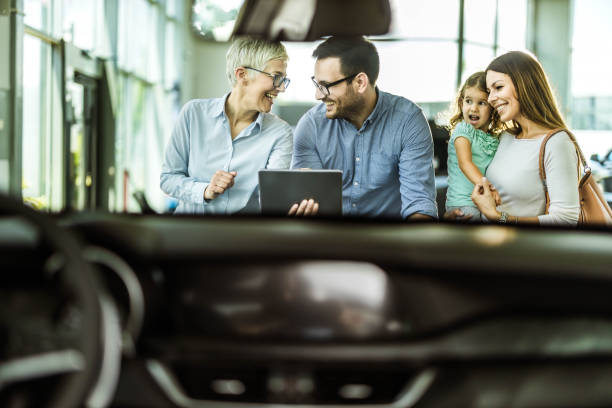 اعتمادسازی برای والدین گیلانی در رشت - خانواده در حال دریافت مشاوره دیجیتال - بازاریابی دیجیتال خدمات کودک