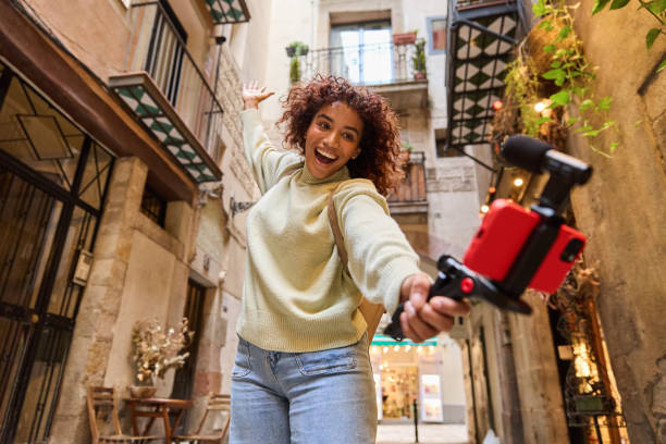 اینفلوئنسر جوان در حال فیلمبرداری ولاگ در کوچههای کاشان – تولید محتوای ویدئویی گردشگری