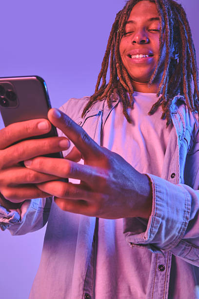 تصویر مرد جوان در حال استفاده از گوشی هوشمند، استراتژی سئو و بازاریابی دیجیتال پوشاک