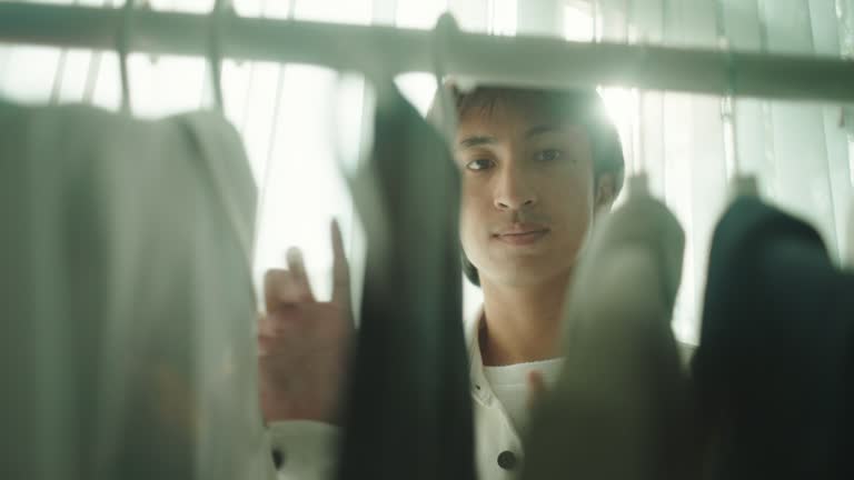 طراحی وبسایت فروشگاهی D2C برای طراحان لباس - صاحب فروشگاه در حال بررسی موجودی