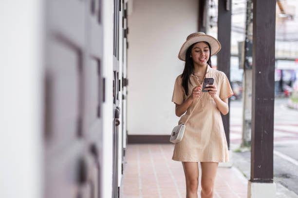 گردشگر مدرن و استفاده از موبایل برای کشف لرستان