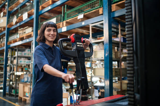خانم مشغول کار با لیفتراک برقی در انبار تجهیزات برقی، نشاندهنده اهمیت تحول دیجیتال در صنعت